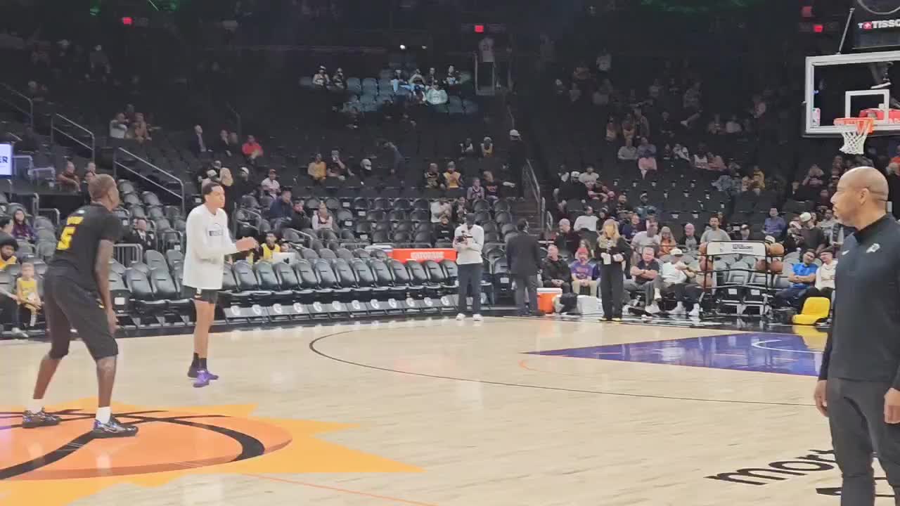 [NBA]你在干神魔？！艾顿赛前热身，居然在用端尿盆动作投超