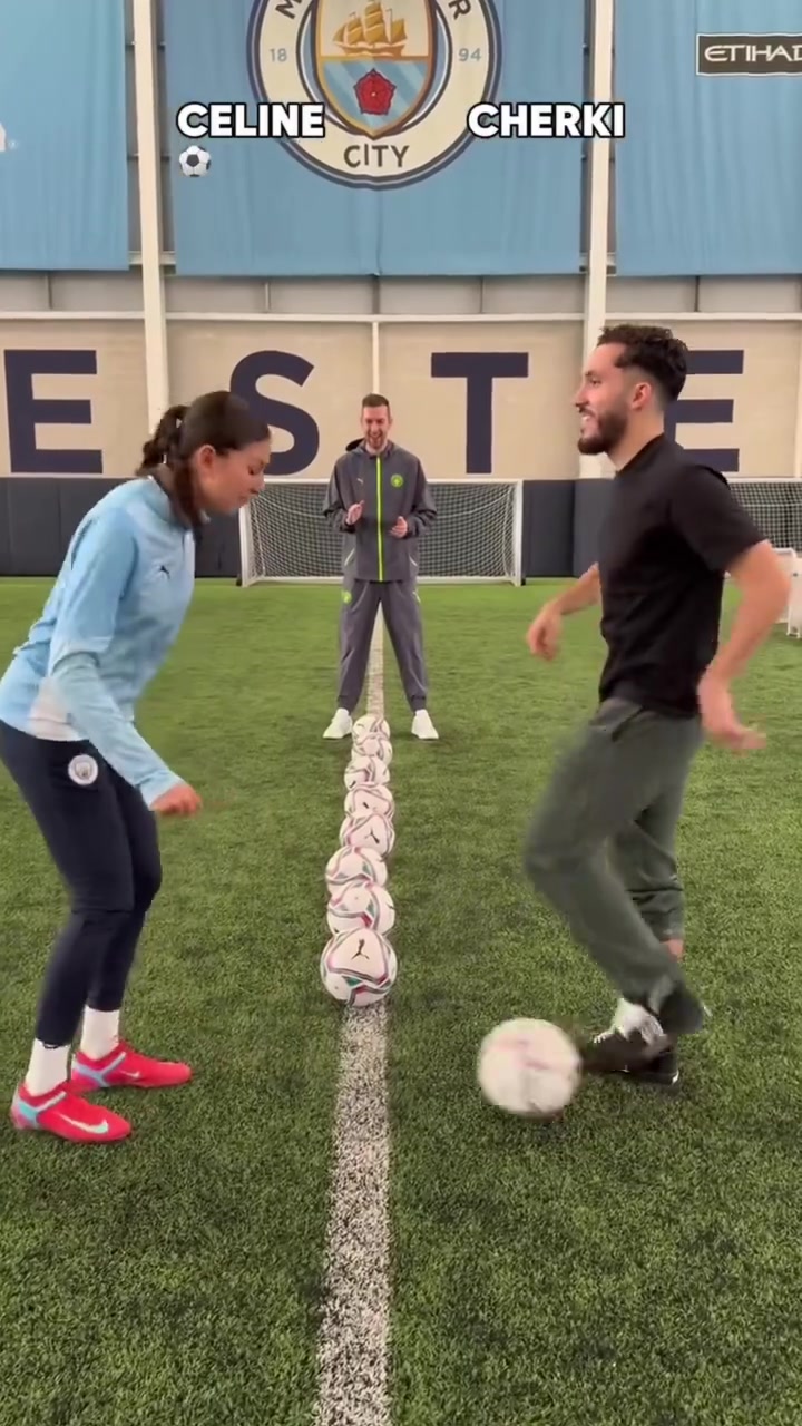 [体育头条]有点欺负人了吧！谢尔基和美女网红的反应力挑战！