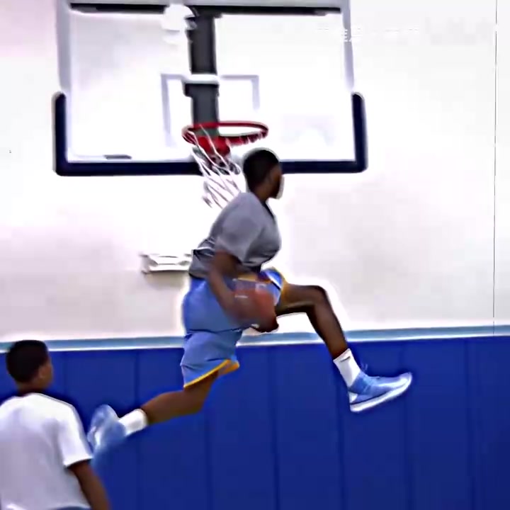 【体育视频】轻轻发力就是一个过框暴扣！维金斯年轻时展现的天赋