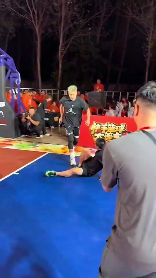 【徐静雨】普通人和职业球员差距有多大？看郭艾伦“狂虐”徐静雨