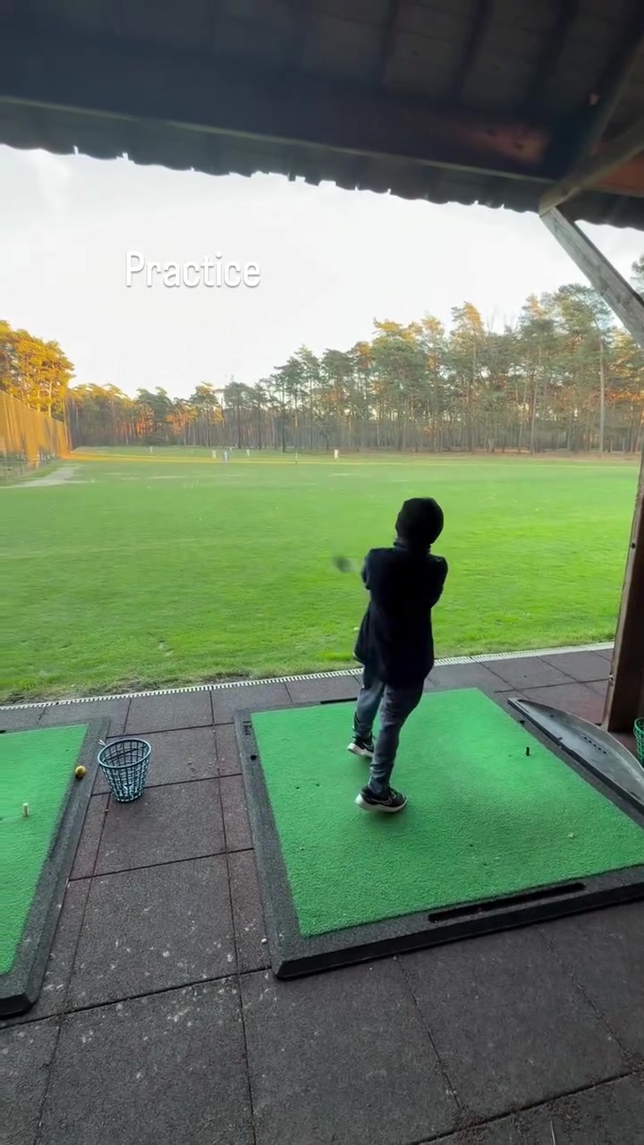 [集锦]幸福的童年！德布劳内更新的孩子打高尔夫的视频！