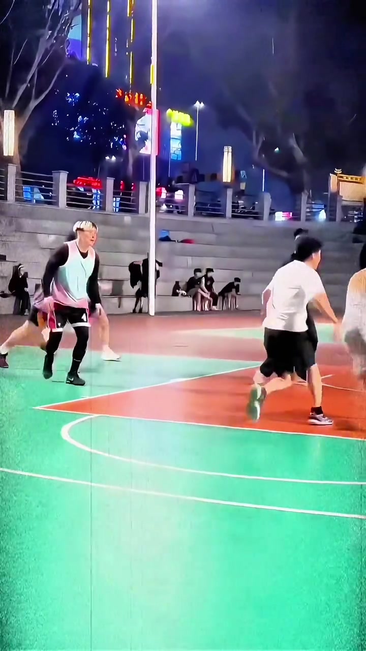 [体育视频]穿裙子不影响我打篮球啊！！