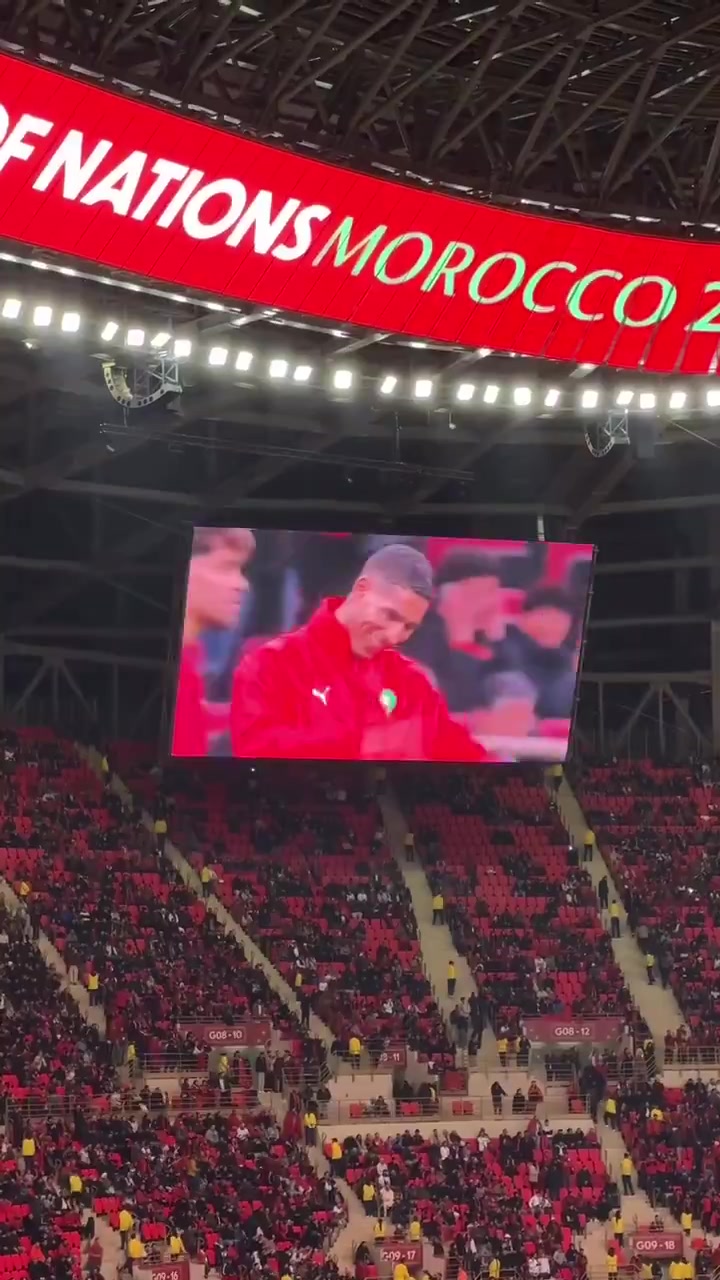 【今日视频】姆巴佩身穿阿什拉夫的球衣，支持摩洛哥的比赛