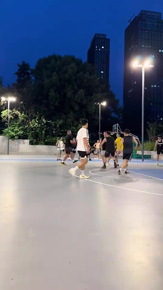 [体育视频]退役后的西热力江，想在野球场想生吃对手也不太容易啊