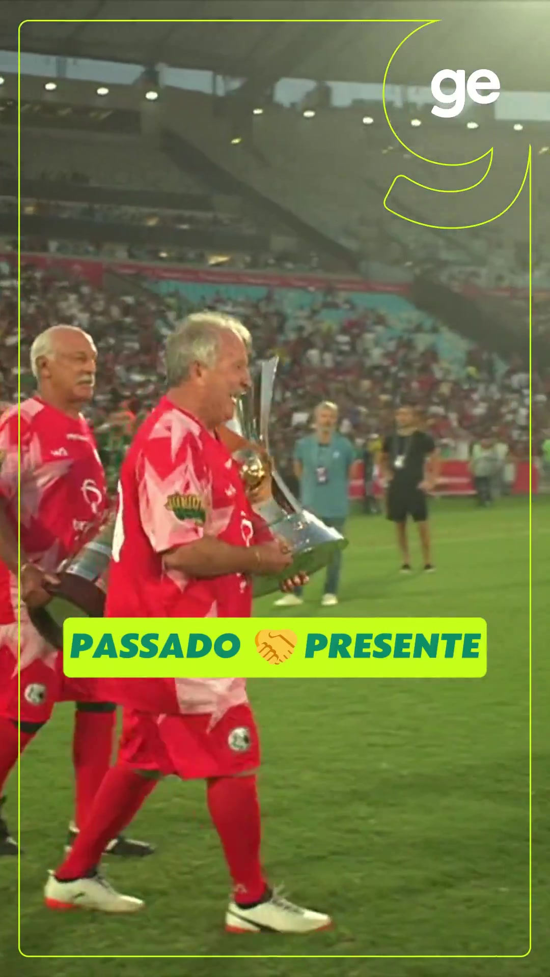 【有道理嘛?】巴西传奇！济科和儒尼奥尔一人拿着一个奖杯进场，俩人白发苍苍