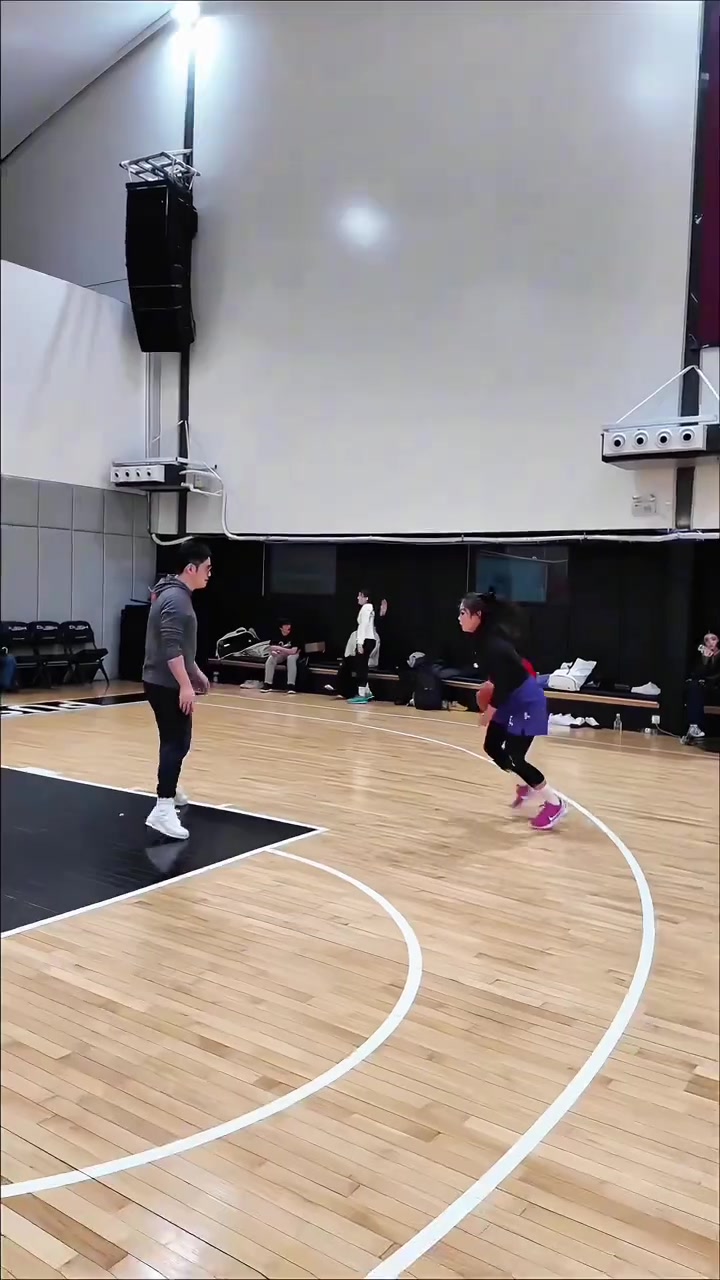 [你怎么看？]圣诞大战现场惊现甜妹拉杆！