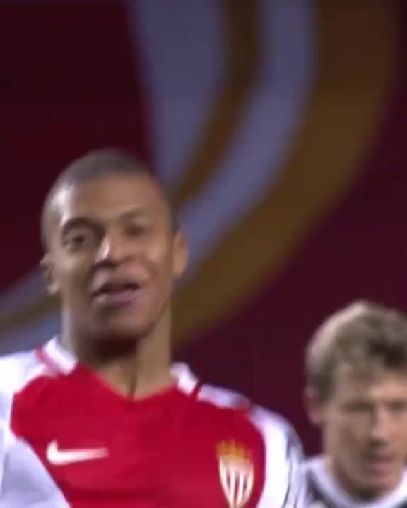 [球迷看点]样貌青涩却技压群雄！摩纳哥时期的姆巴佩混剪！