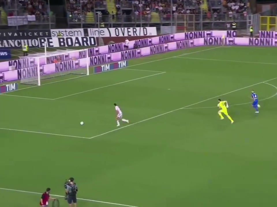 【意甲】超越身体的极限！名场面：基耶萨被门将扑倒仍然站起身把球打进！