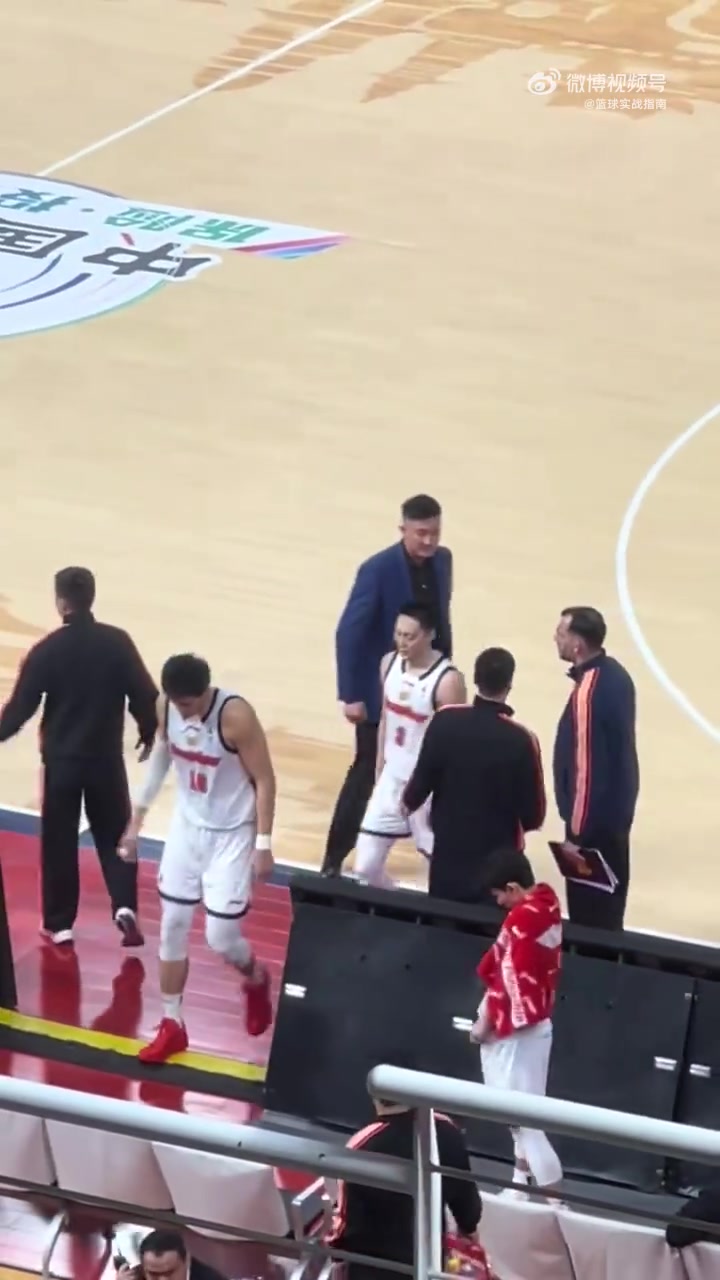 【视频】爱之深责之切啊杜锋在暂停期间对着胡明轩一顿疯狂输出~