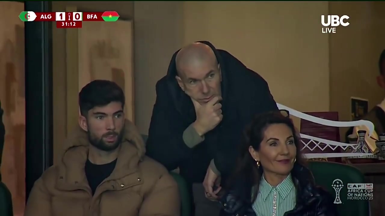 【精彩剪辑】齐达内儿子开门球时险些超巨失误，镜头随即给到父亲