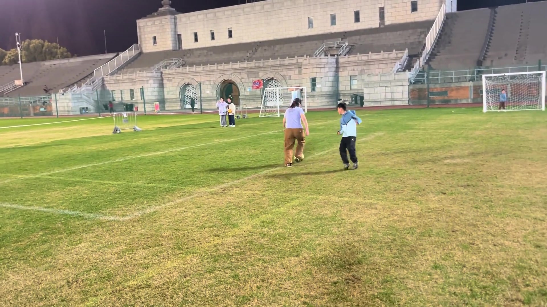 [中国足球]行云流水！小孩妈妈至少是女足校队水平，假动作晃过