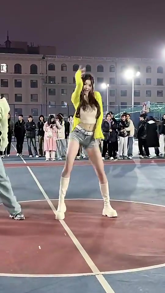 【集锦】广场舞大妈：为什么她们可以在球场跳，我们就不行？