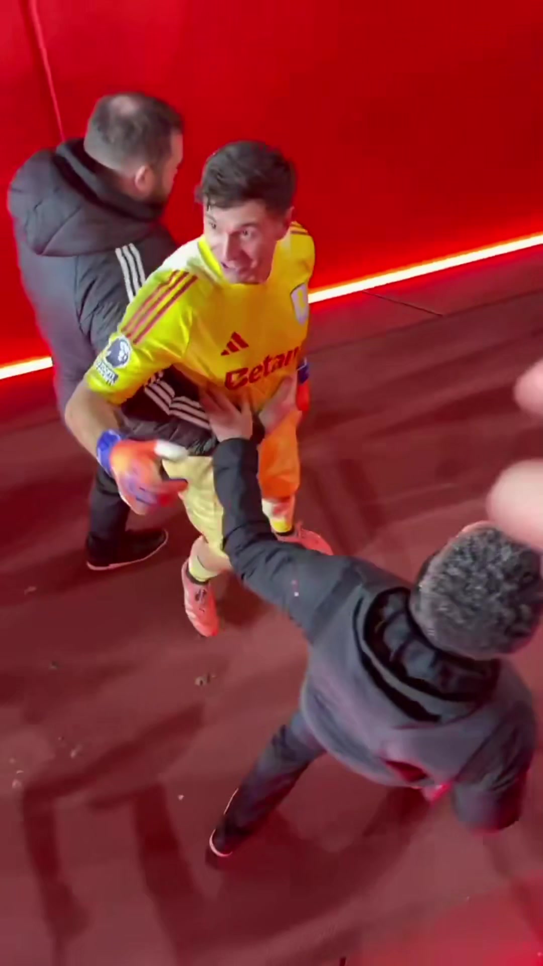 【关键对位视频】差点要干架！大马丁退场时被阿森纳球迷⬆️骂后