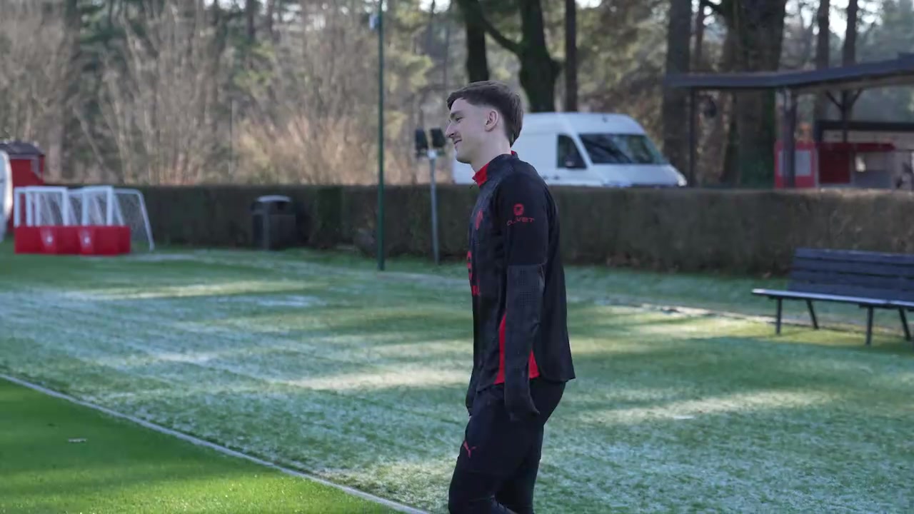 [视频]天气真好！红黑军团备战卡利亚里的训练课！