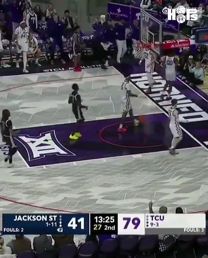 【今日视频】美国大学生上演逆天空接转身背扣，这身体素质太炸了！