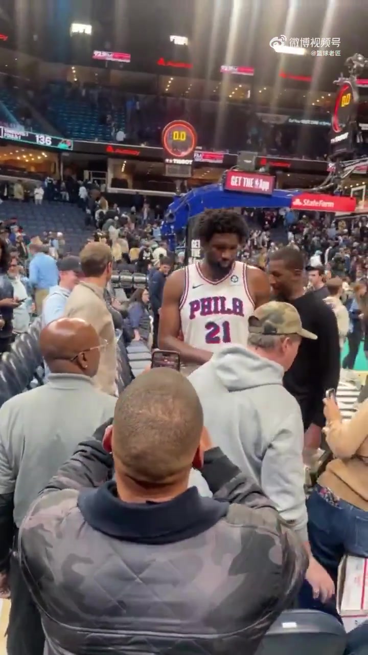 [恩比德]球迷当面骂恩比德：你除了假摔啥也不会！后者没有回应