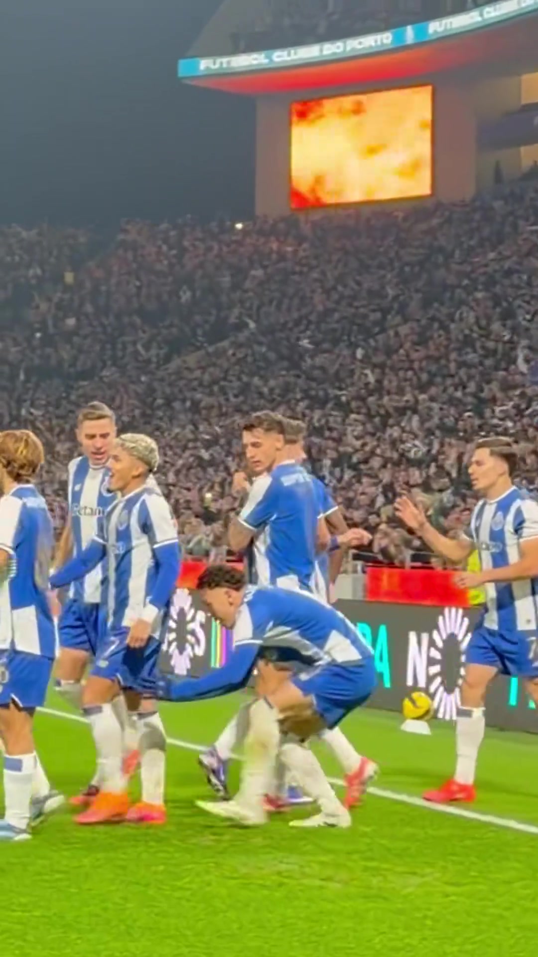 [你怎么看？]庆祝就庆祝，扒人裤子干什么