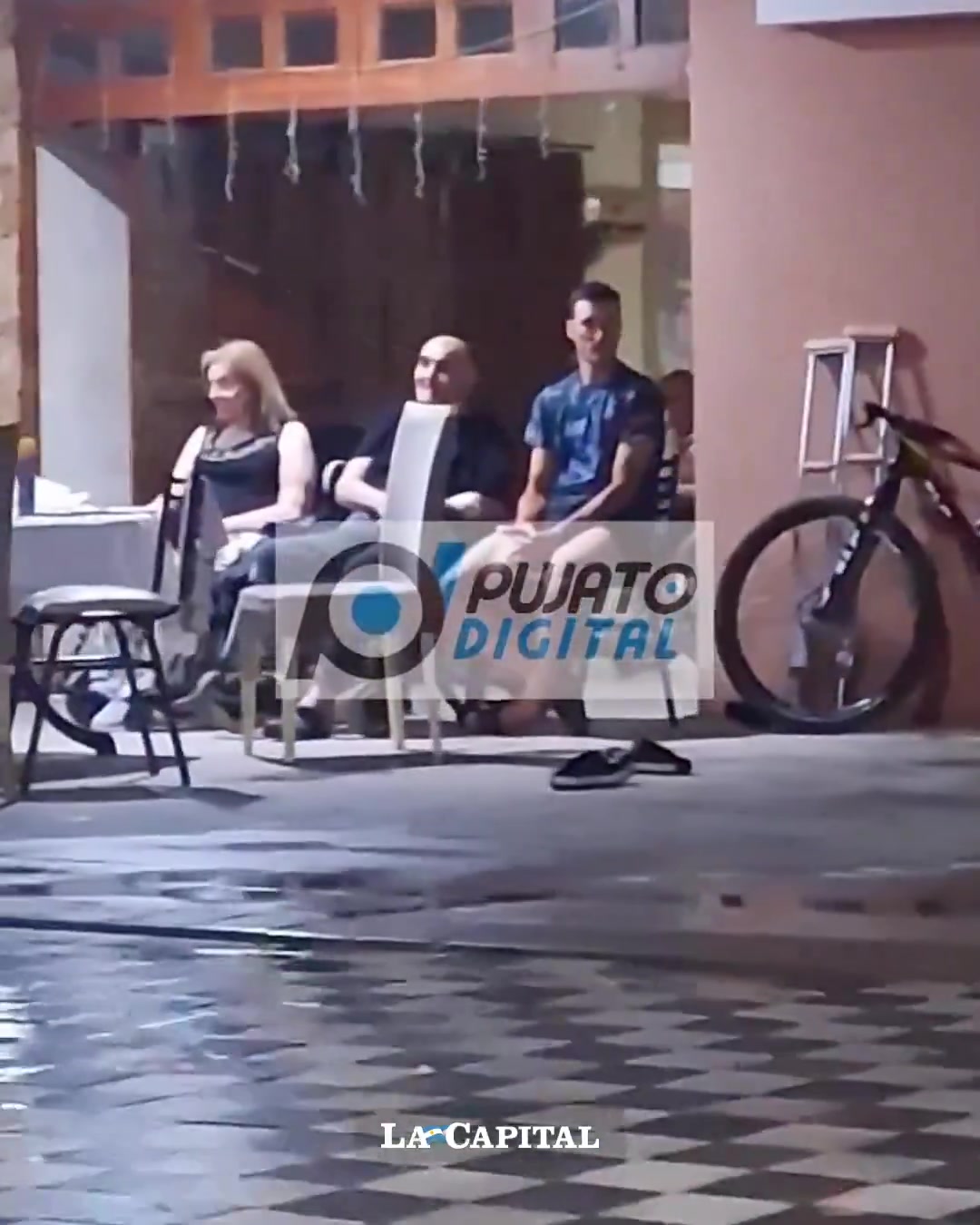 [视频]斯卡洛尼像老邻居一样，坐在家乡的人行道上，躲避着酷暑