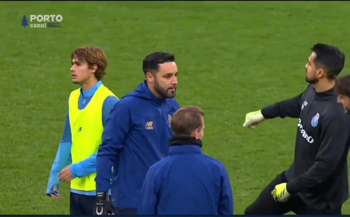 [体育视频]开玩笑！？波尔图门将科斯塔一脚踹飞队友，队友回头无奈笑笑