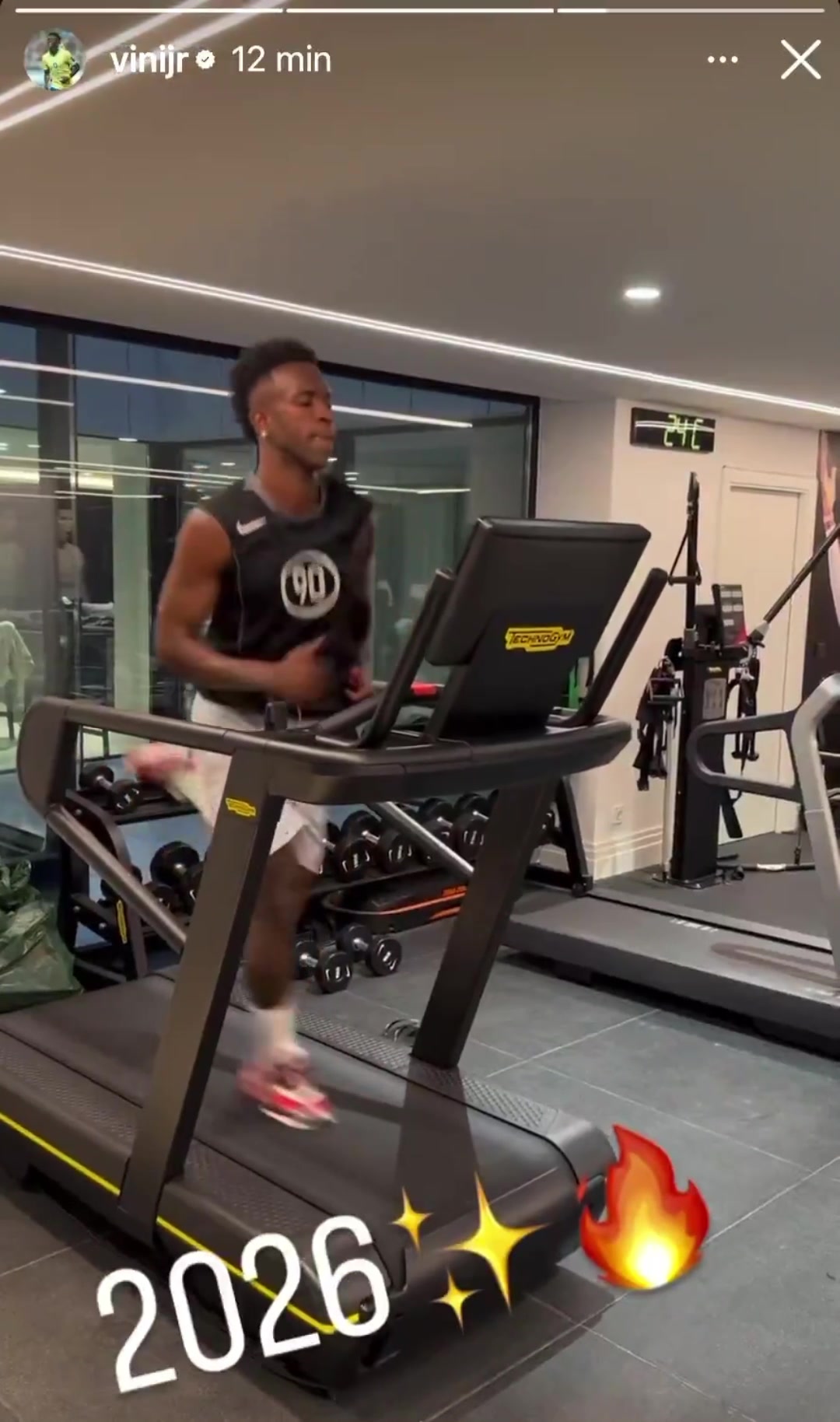 [视频]假期依旧在训练！维尼修斯晒出新年训练视频并配表情：✨️