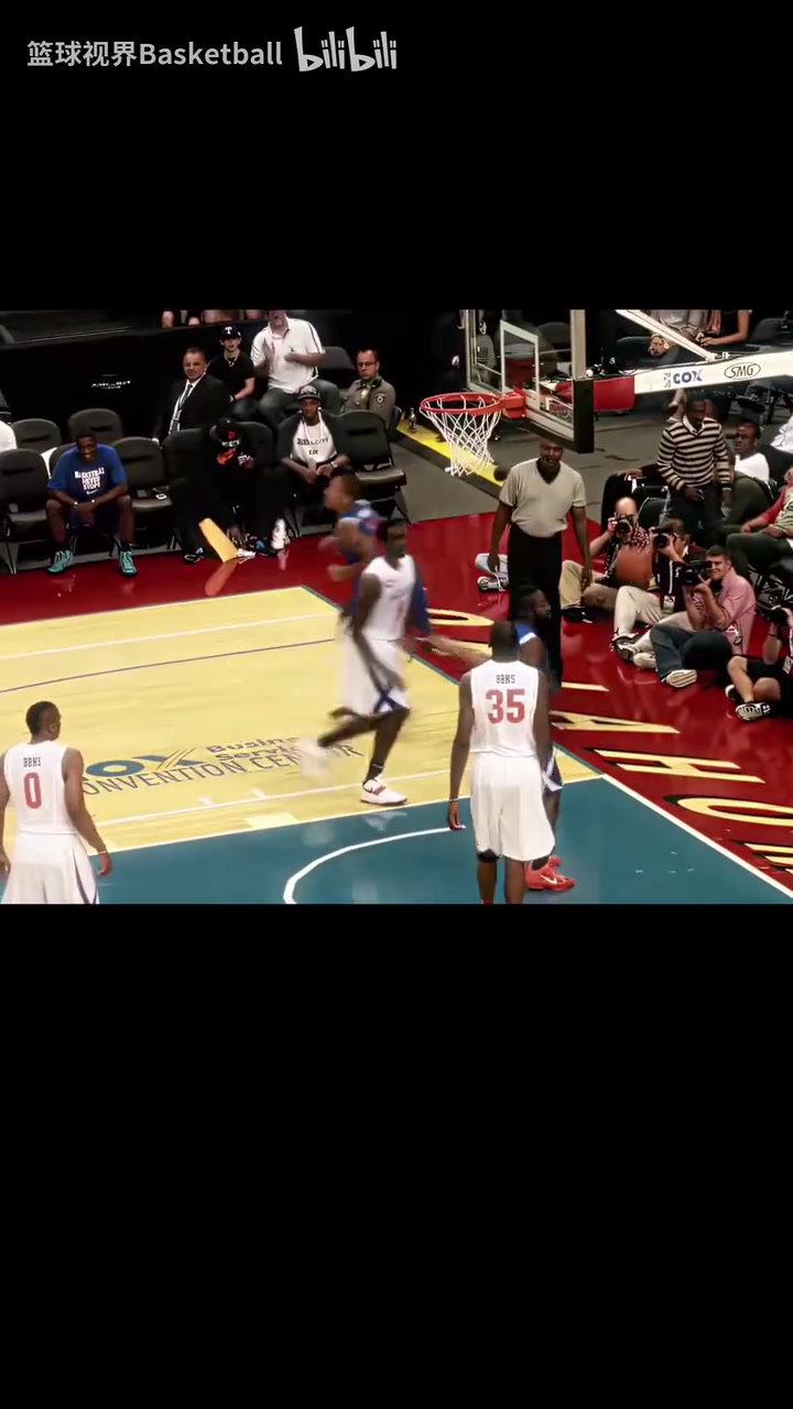 【体育头条】全能控卫！当年保罗在表演赛展示自己的花式技巧！