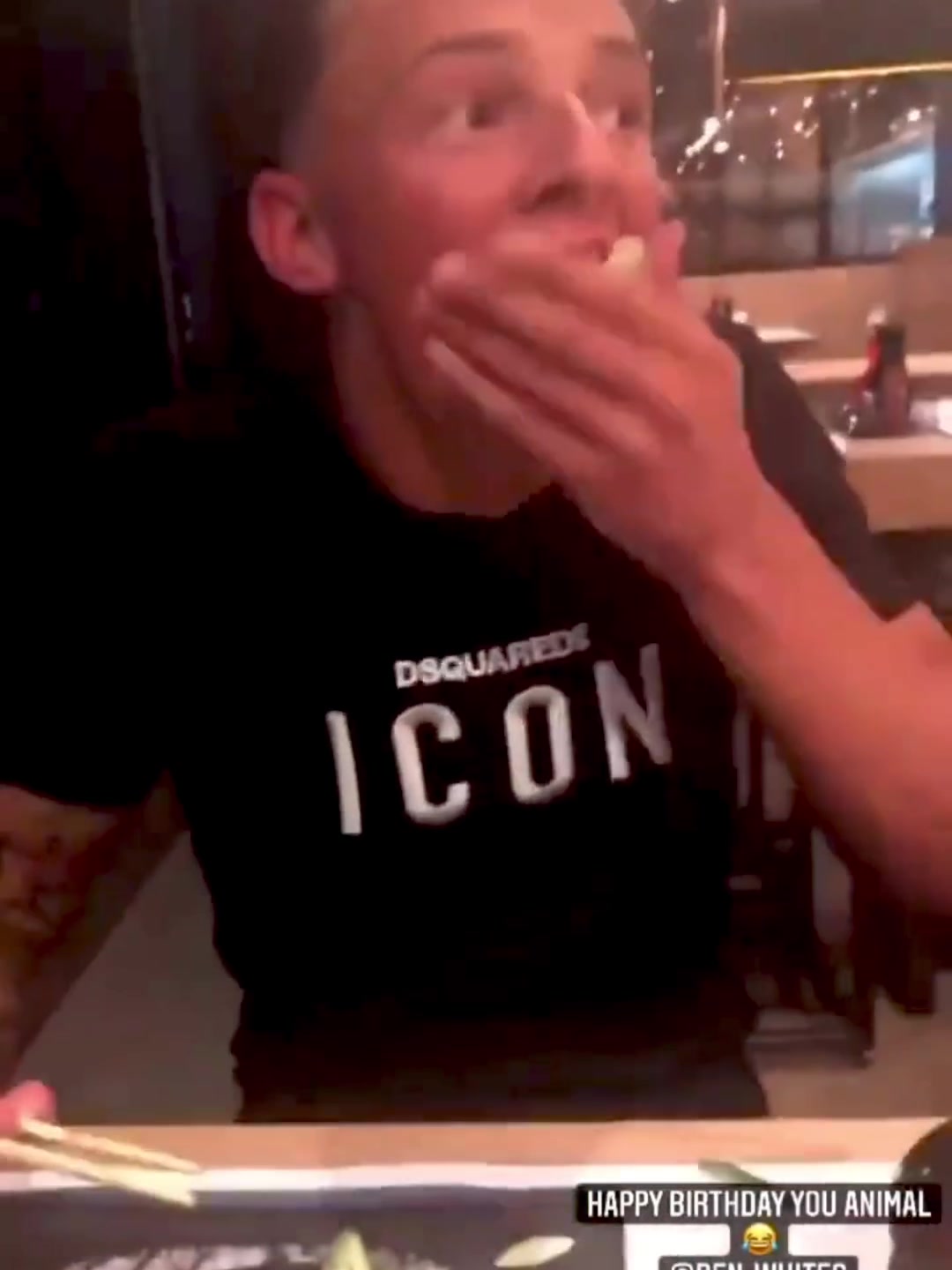 【体育头条】这么吃才地道？考古：青年本怀特吃北京烤鸭的特殊方