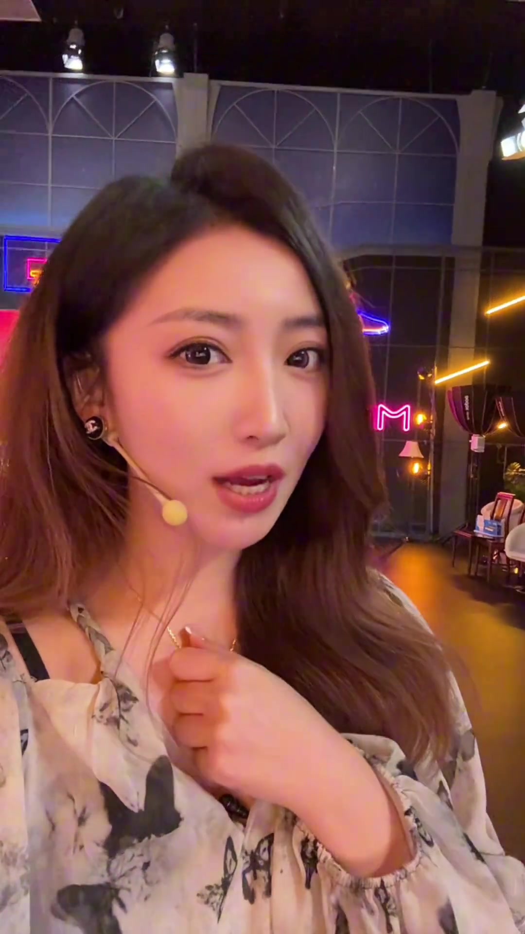 【推荐视频】佳依：湖人赢球了！找我姐小七要个红包