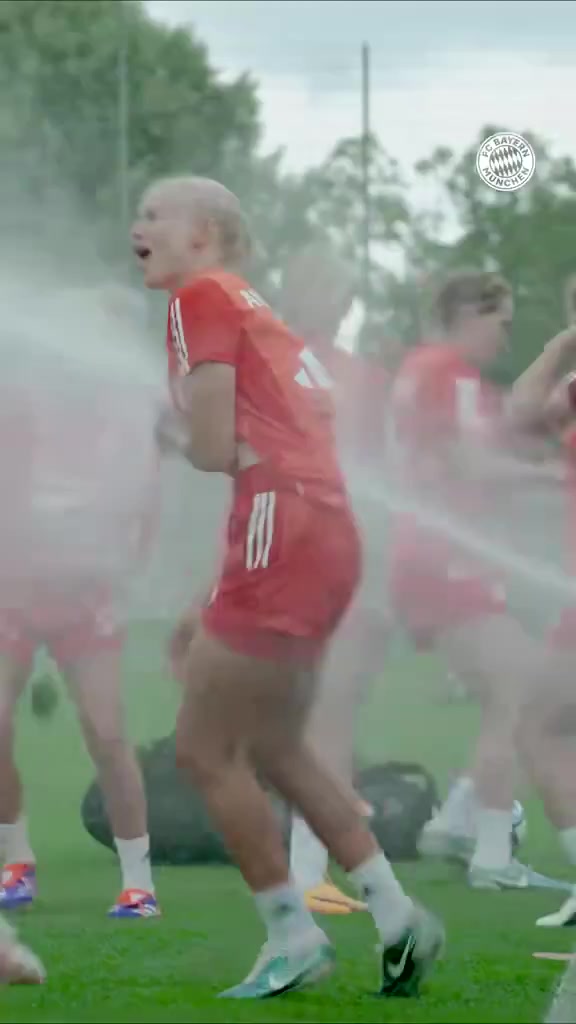 【视频】谁干的？拜仁女足遭洒水器偷袭惨遭湿身