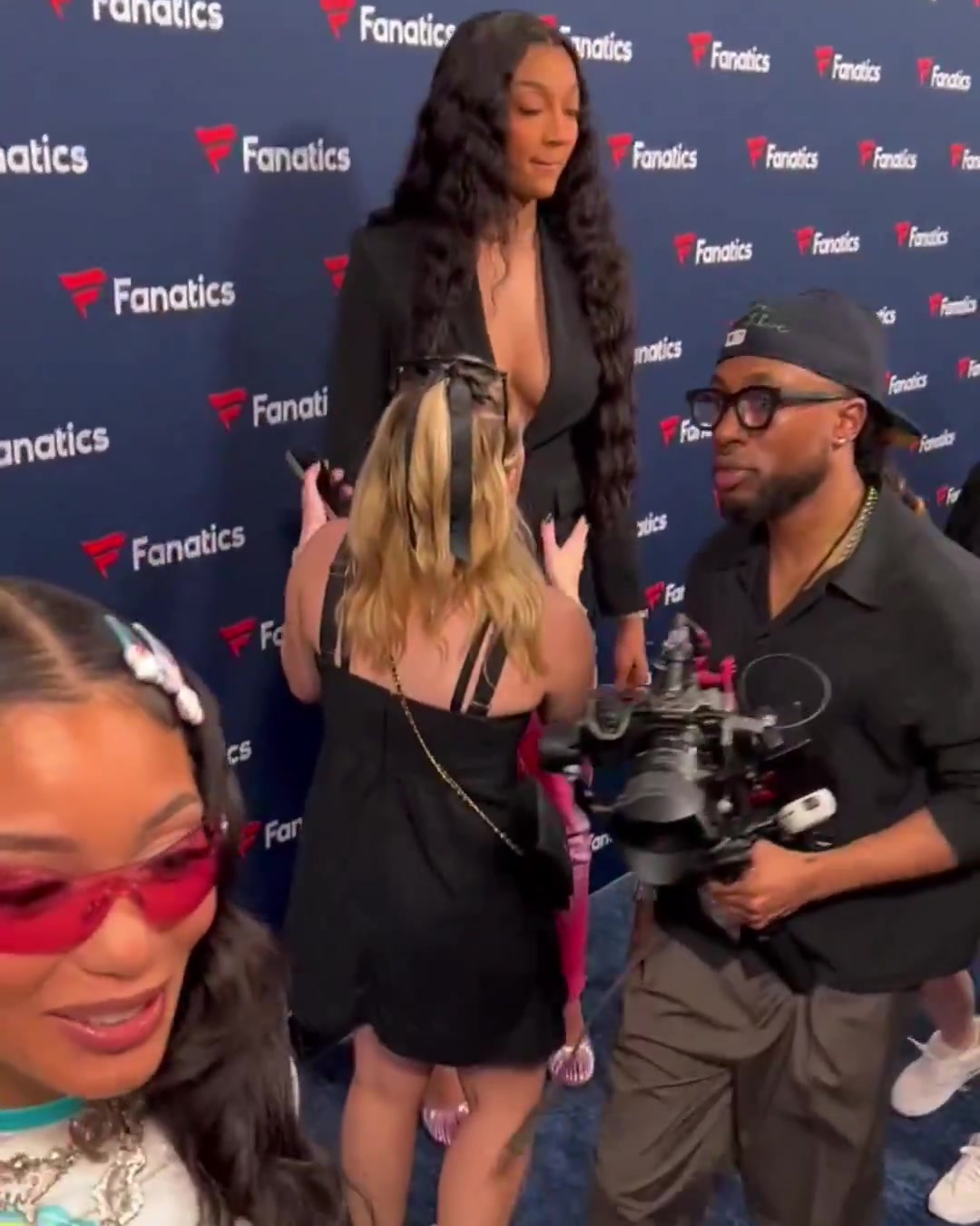 好身材尽显！安吉尔·里斯此前出席活动，这着装真的好敢穿啊