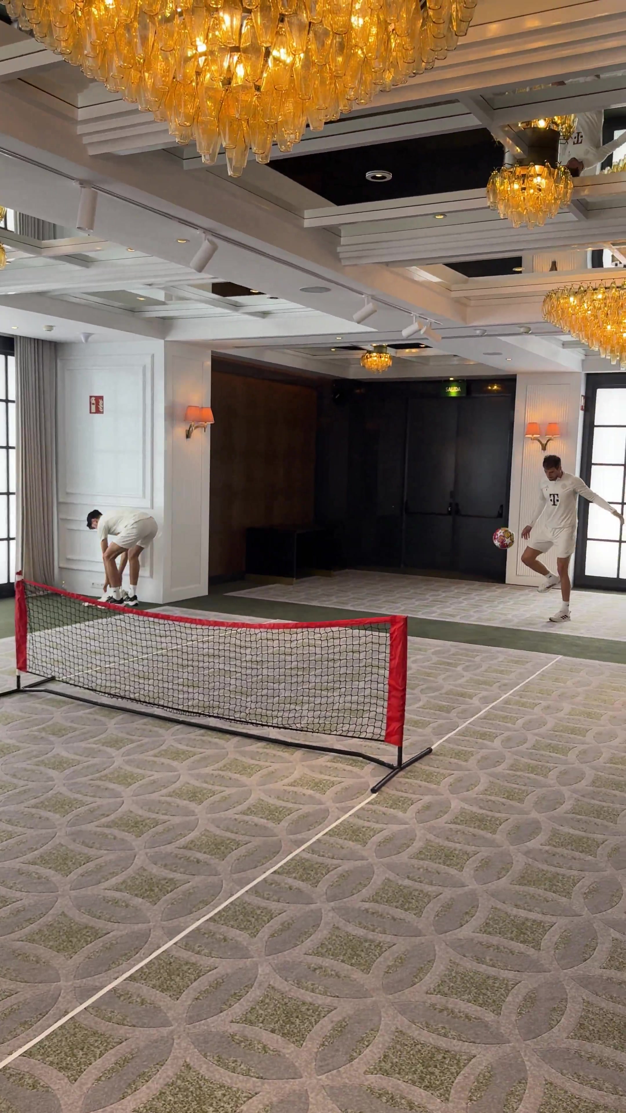 [视频]精湛的步法！基米希和格雷茨卡较量足球网球，基米希更灵活呀