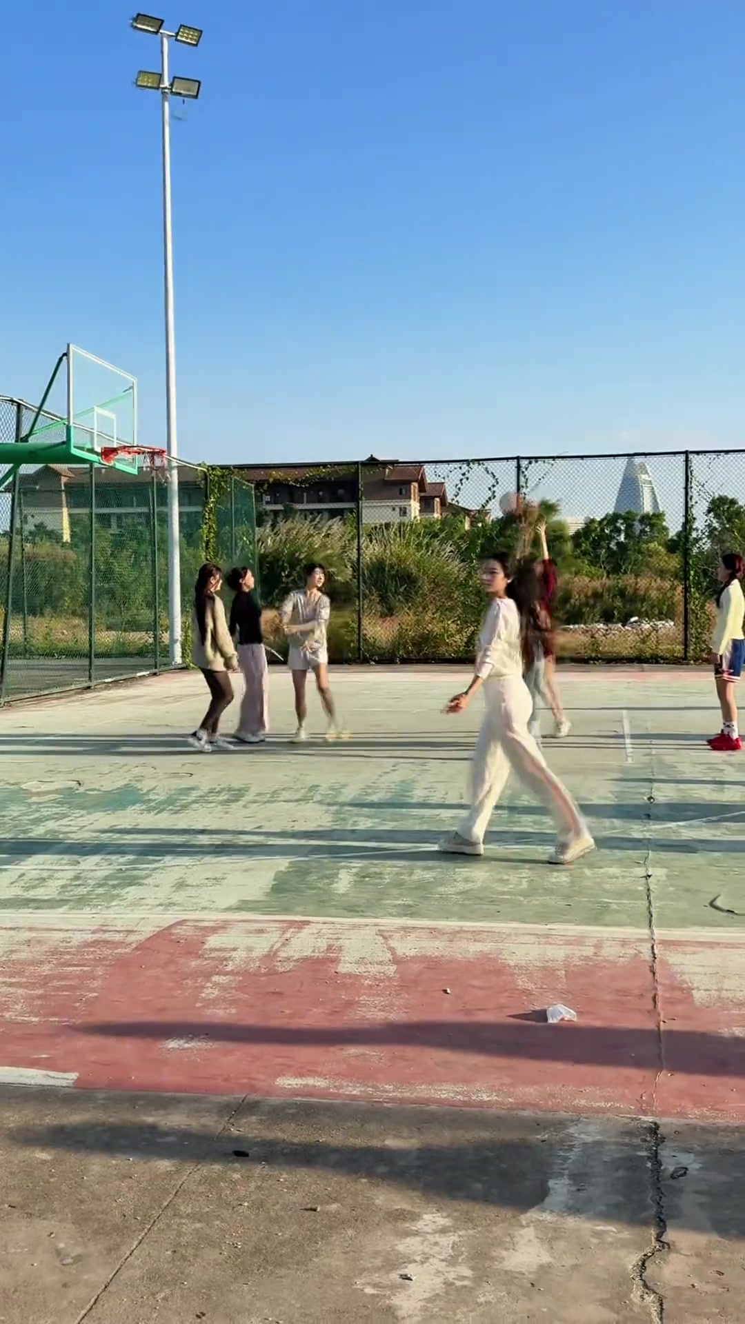 [视频/集锦]一群小姐姐打半场！第一个上篮看着是会打球的！只