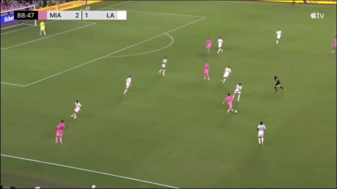  [你怎么看？]球商压制！名场面：梅西灵光乍现后脚跟助攻苏亚雷斯破门！