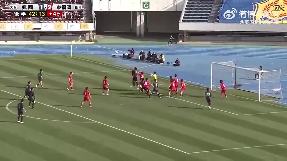 [体育视频]日本高中联赛惊现从底线外回场打进绝平球！这球应该判越位吗