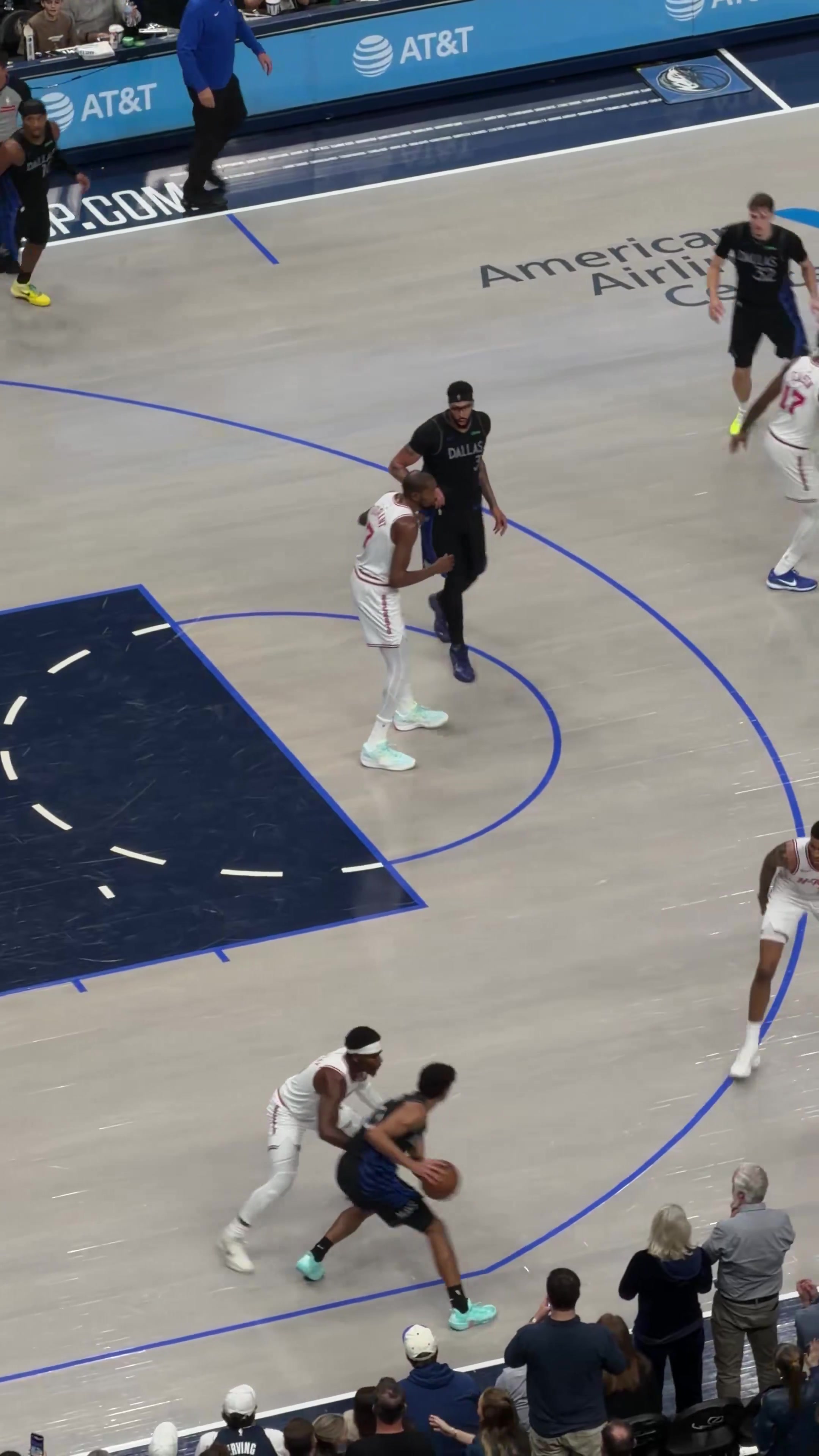 阿隆·霍勒迪这防守真让火蜜无语 被克里斯蒂轻松一步过掉暴扣