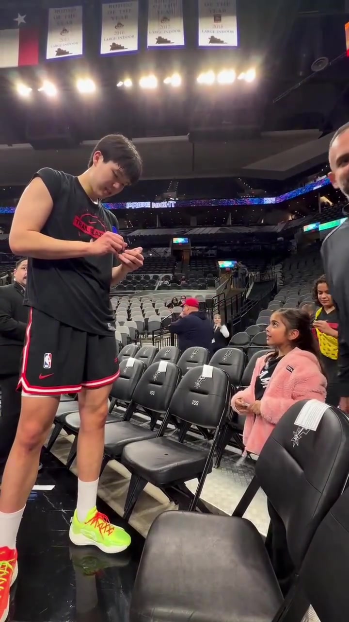 [视频]杨瀚森的小粉丝还挺多！杨瀚森昨日赛前给小球迷签名