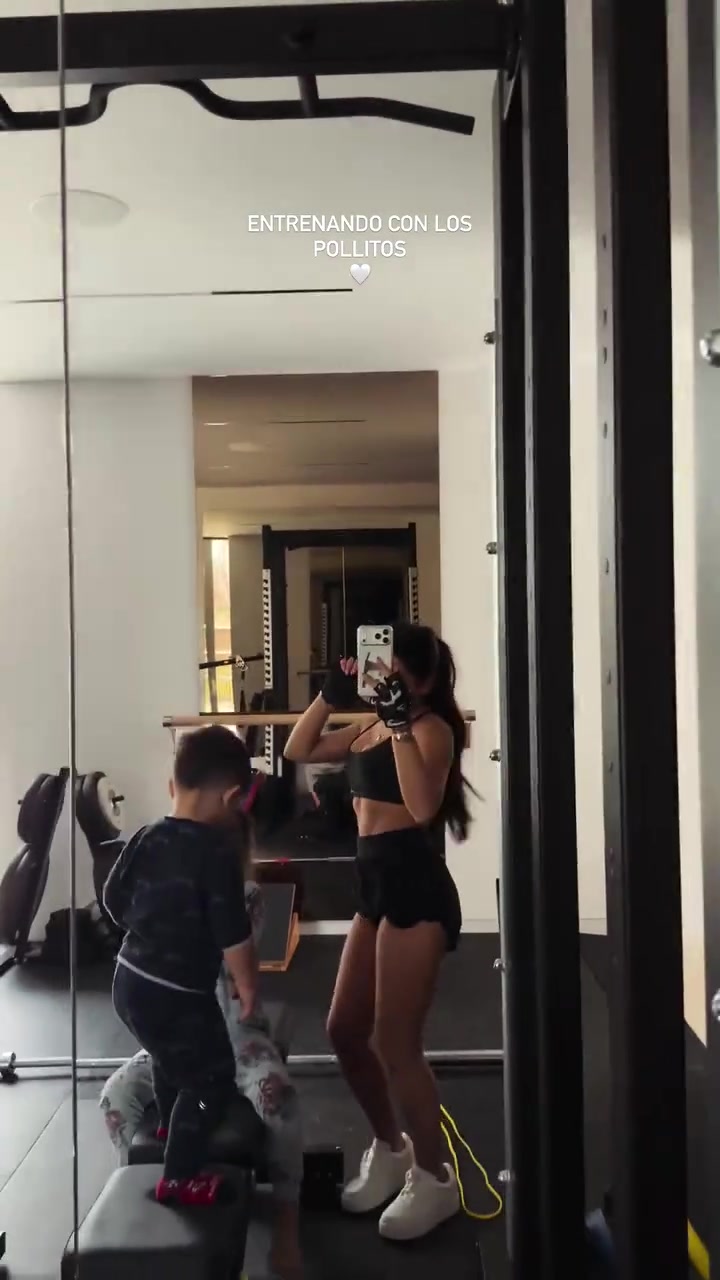 恩佐女友秀健身视频，身材练得真不错