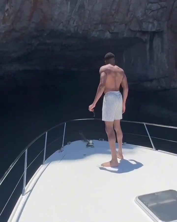 强壮的上肢+纤细小腿恐怖跟腱！字母哥这身体真是没谁了！