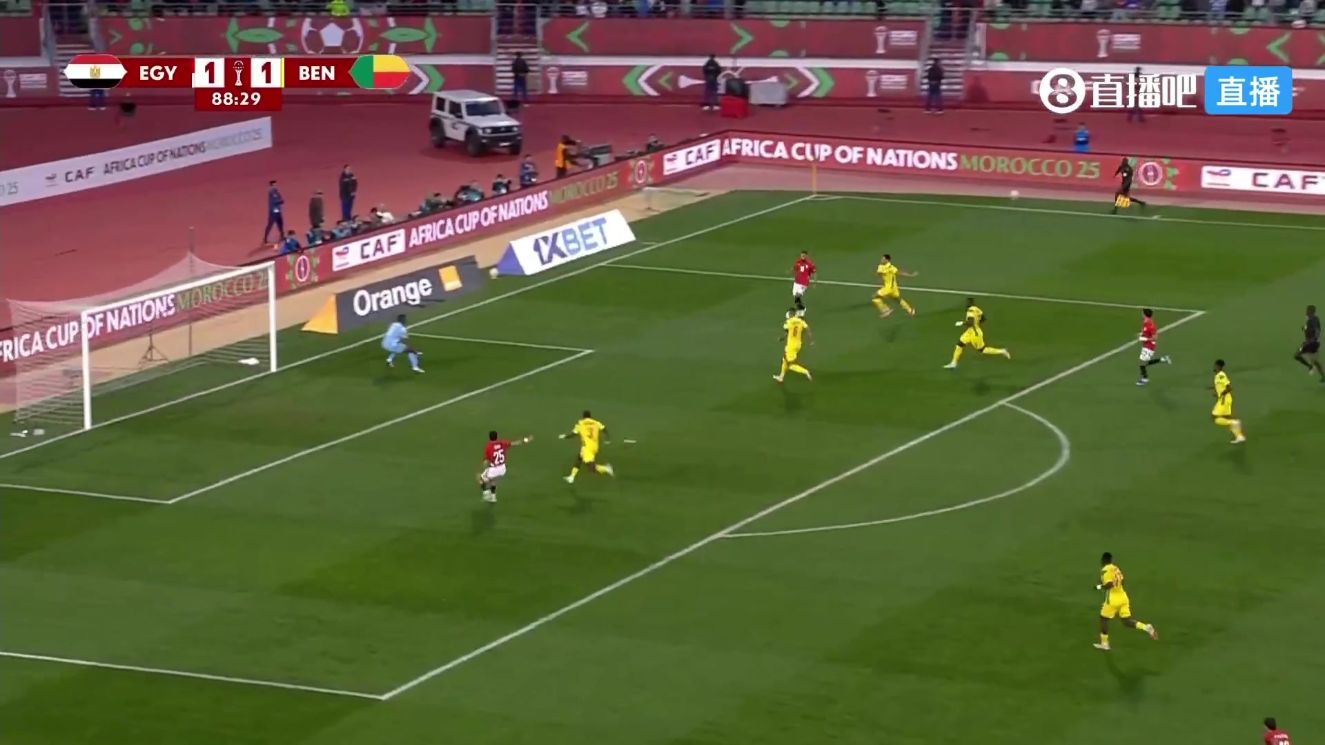 [利物浦]传球更好？萨拉赫绝佳机会射门被扑，中路队友摊手表示