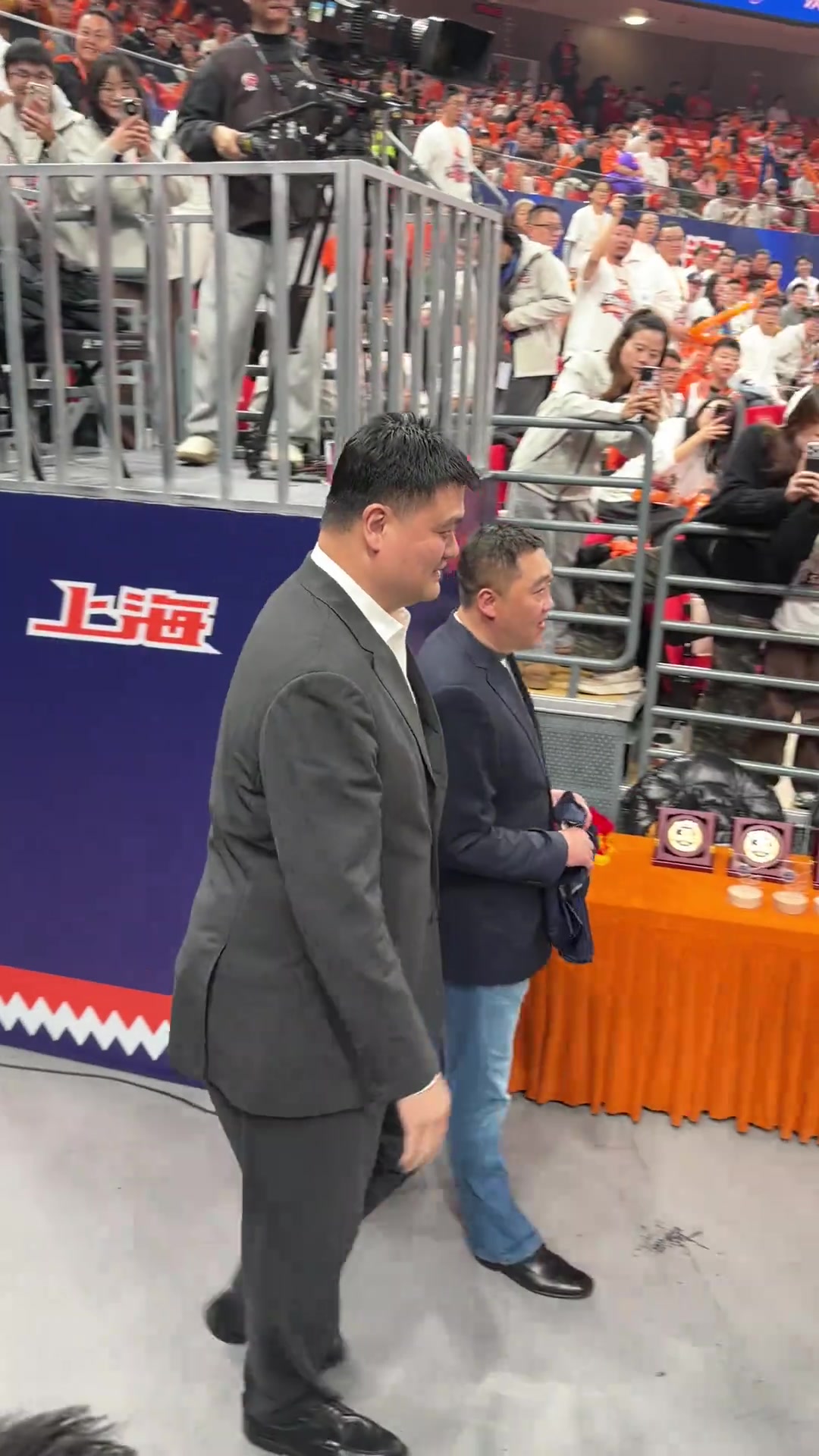 [推荐视频]曾经的大鲨鱼姚老板！姚明回到曾经熟悉的上海队主场