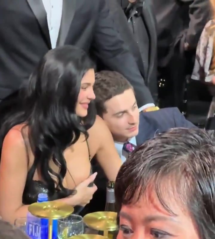 【今日视频】凯莉与甜茶大方秀恩爱后者身材简直！何时再来观战尼克斯啊？