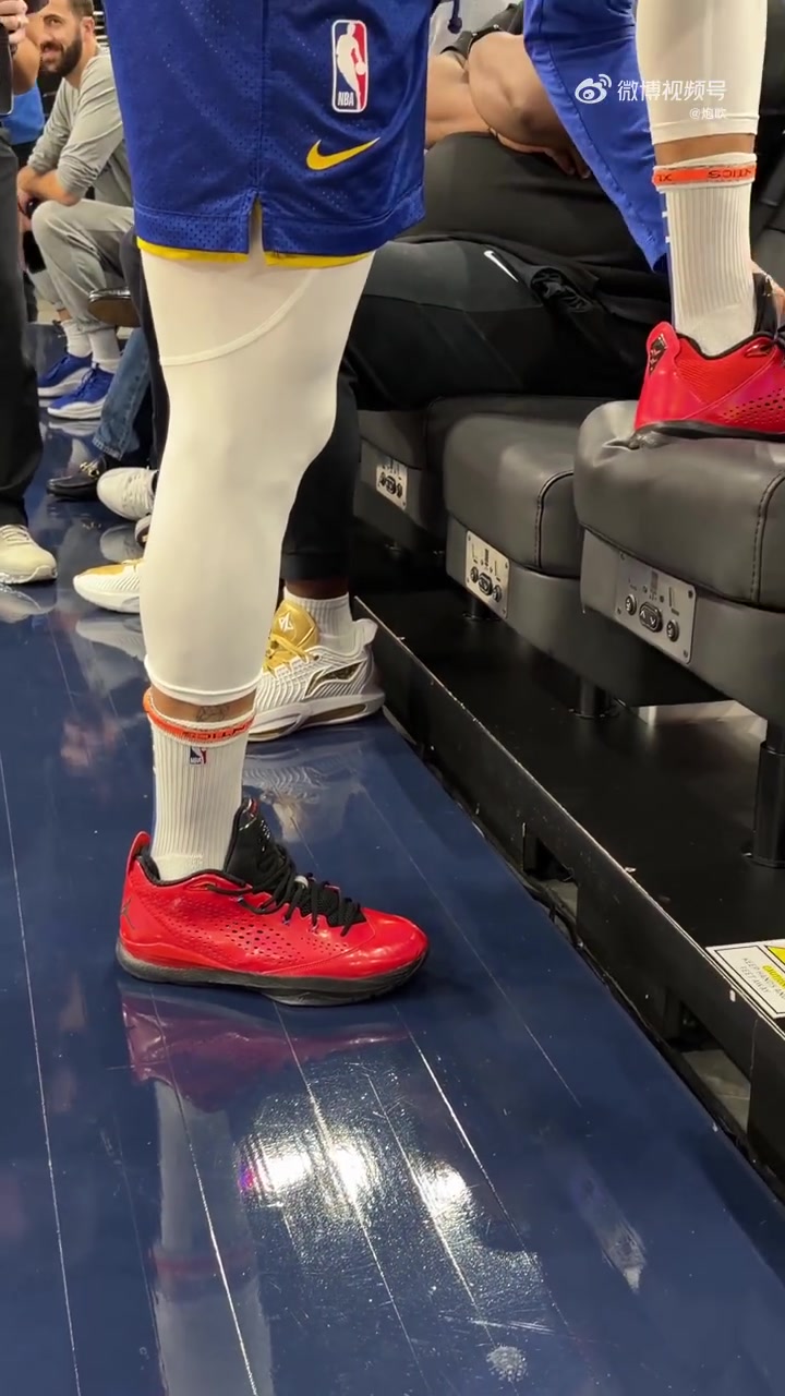 [体育视频]致敬老队友&老对手！库里今天上脚了保罗的CP3七