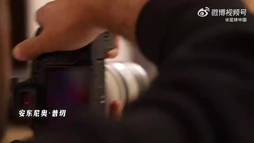 【体育视频】U23国足拍定妆照：王钰栋摆出帅气姿势，拜合拉木抓头发