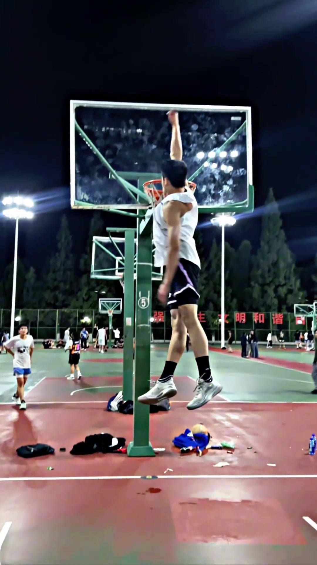 [今日视频]云南扣将都这么猛？网红替大家检验过了 云南依旧没有地心引力