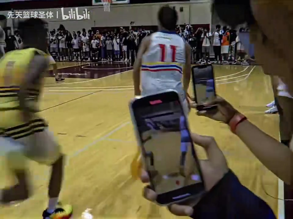 [视频]本以为你是一代鹰王！吹杨当年的野球比赛！场下的VJ还