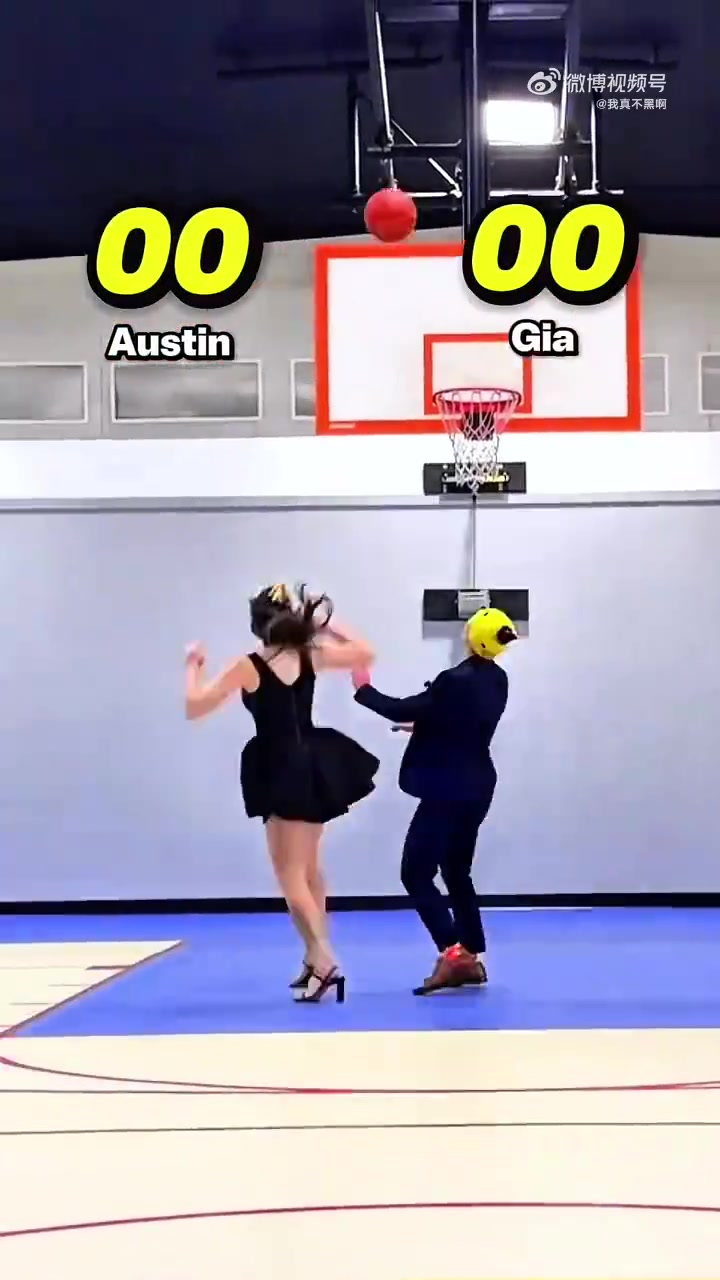情侣篮球单挑局！女生裙子高跟鞋vs男生西装皮鞋