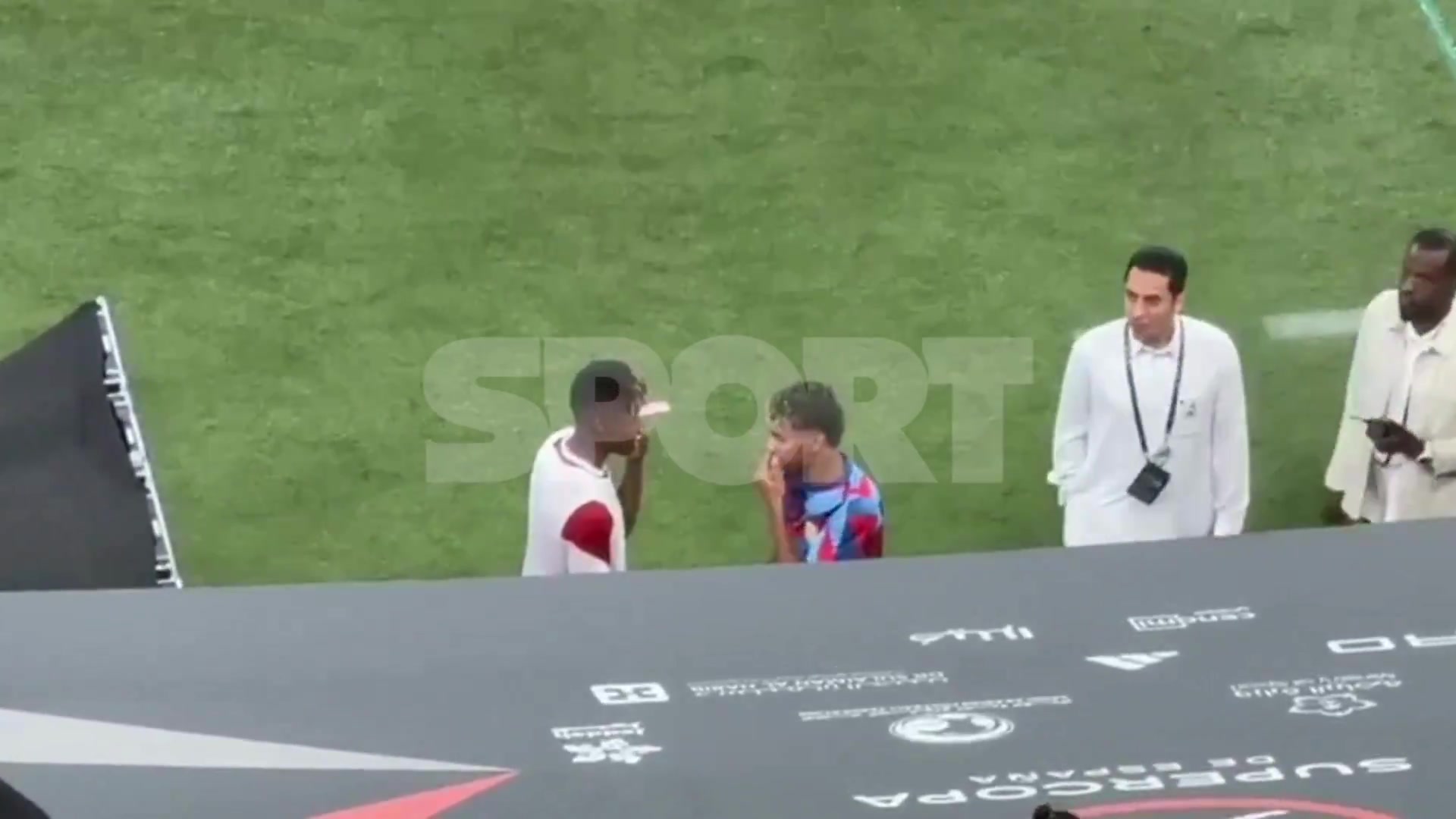 [推荐]实拍：亚马尔和尼科在场边聊天，俩人都没有代表球队首发