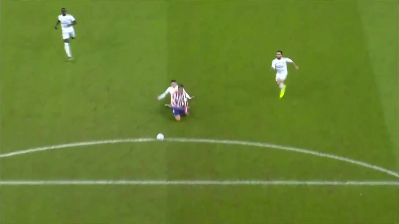 [视频]西超杯最精彩瞬间之一：巴尔韦德对莫拉塔的铲球堪称经典