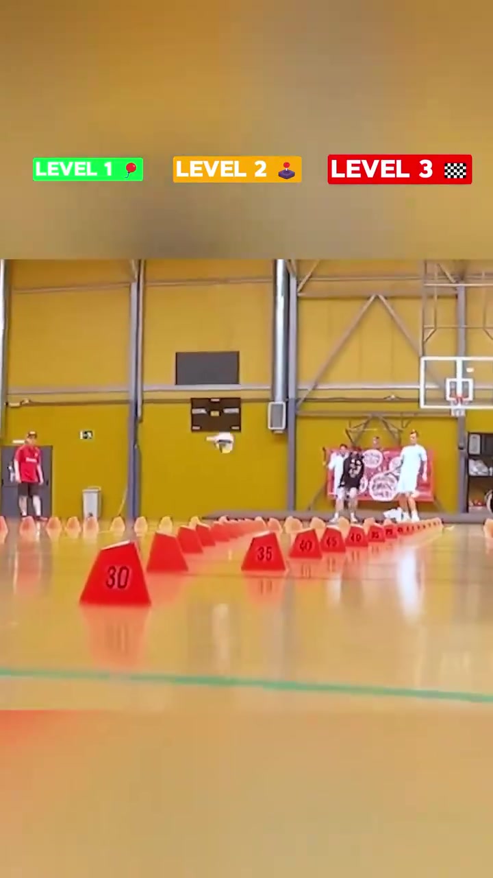 [视频]还是那么秀！克罗斯的足球准度挑战，最后一个太夸张了！