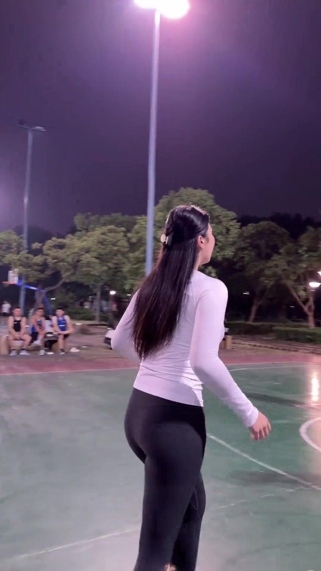 [美女]一大波人看一大波人打球...