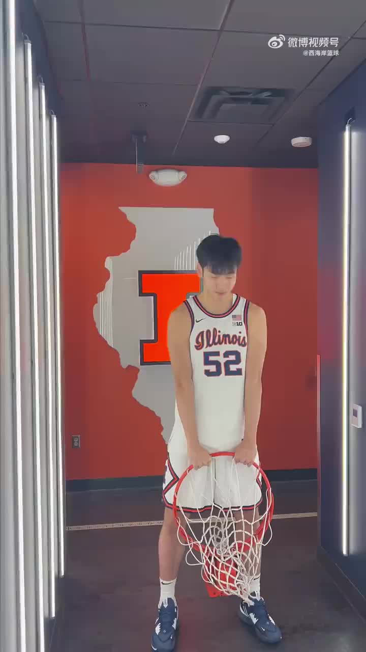 设施很豪华啊！张博源访问伊利诺伊大学，参观更衣室&训练馆设施